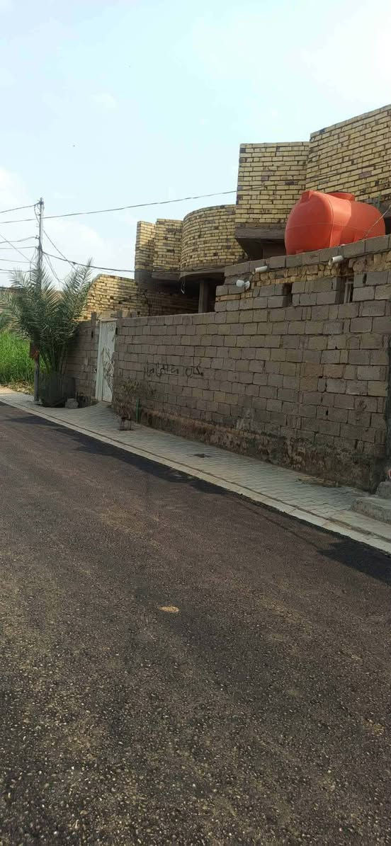 السلام عليكم بيت للبيع مساحة 200 م طابو زراعي سند 25 مستلمين وصل تطويب + حديقة واقع حال مساحة 137م 
بناء حديث يحتوي على غرفتين نوم ومطبخ وصالة واستقبال منطقة خدماتها كاملة تبليط ومجاري وماء وكهرباء 
عنوانه حي الامين الاولى خلف محطة الشموس شارع سيراميك العيساوي 
للاستفسار اكثر الاتصال ***********
