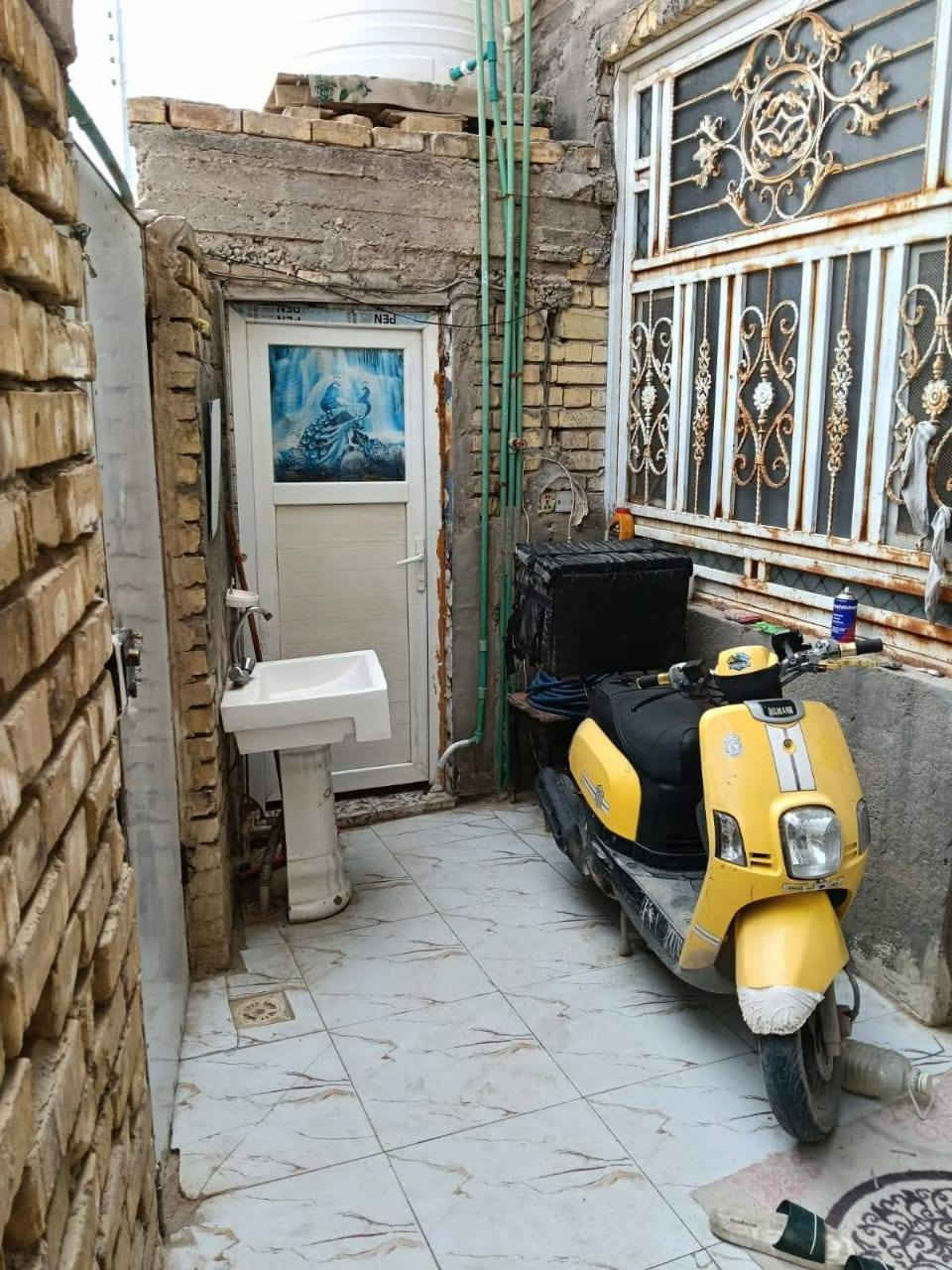 السلام عليكم بيت زراعي البيع بناصريه بحي الأمام المنتظر عج خلف مجلس المحافظه مساحة البيت 100 البيت صب وكامل صاله واستقبال وغرفه وصحيات وماي ومجاري وكهرباء البيت نضيف وبناء حديث ومابي اي نقص وشارع تبليط وعالي عن شارع ومنطقه راقيه شراي يتصل بهاذه رقم *********** المعرفه تفاصيل سعر وتفاصيل شراء
