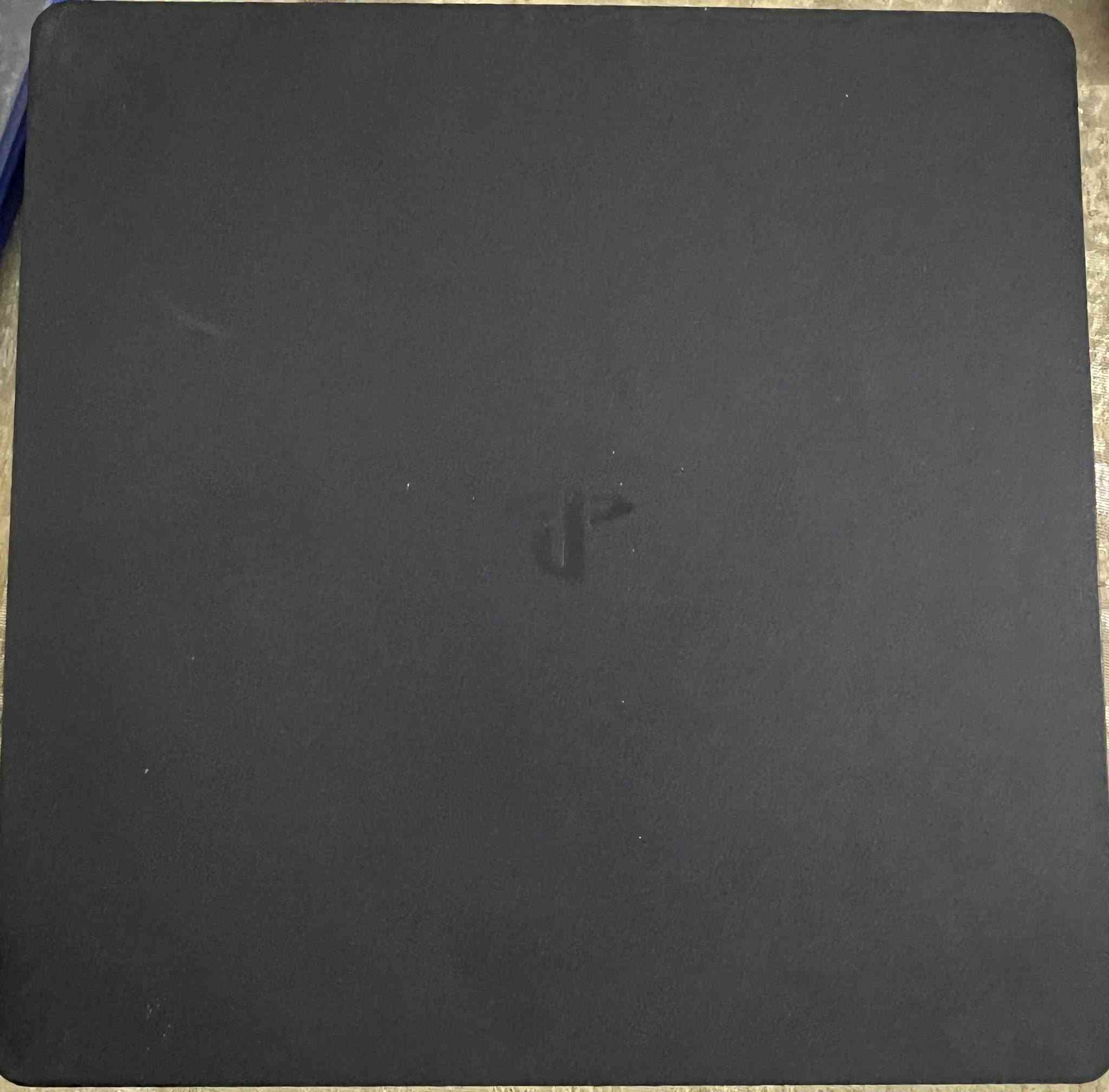السلام عليكم ps4 ذاكره 500 مع ملحقاته كامله مع اقراص 2 وجوستك عدد 3 نظافه 100‎%‎ استعمال قليل السعر 300 وبي مجال العنوان بغداد الغزاليه

