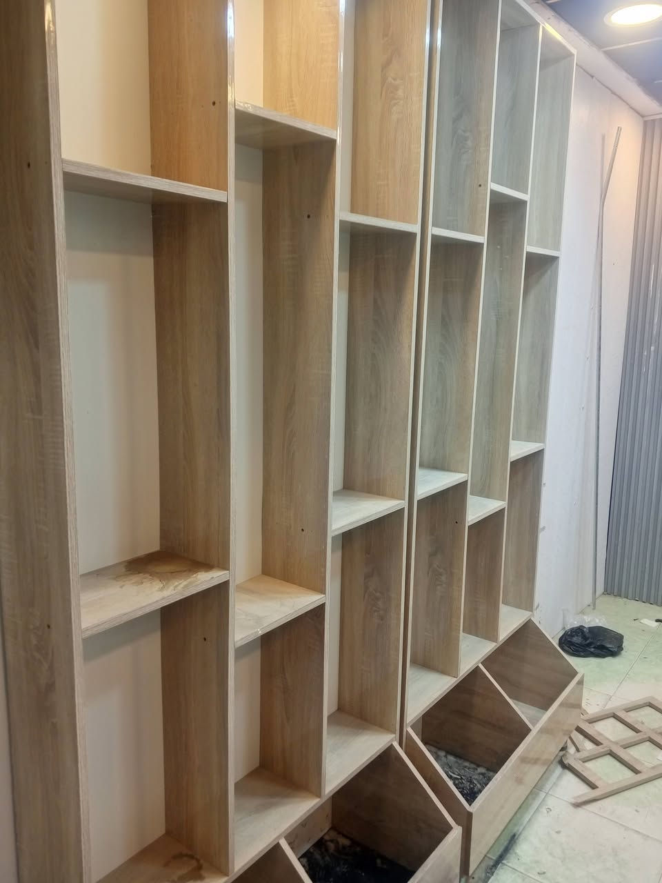 سلام عليكم ارفوف للبيع الطول مترين العرض متر العمق 30 س بعدهن جدد و مناسبات ه‍ ***********
