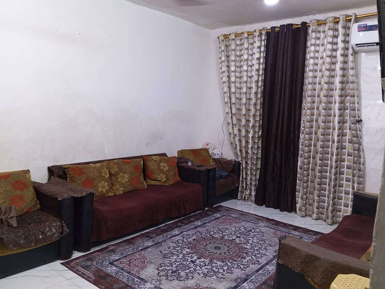 للبيع المساحه 216
بيت بشارع زكي الخياط 
             ثالث فرع على يدك اليسار 
    الطابق الأرضي ديوانية وصاله ومطبخ 2غرف نوم وصحيات 
وطوارم داير مادير البيت 
الطابق الثاني 4غرف نوم وصاله وصحيات 
البيت نضيف ومرتب عالي عن الشارع 
المنطقه خدمات كاملة 
السعر الاتصال على الرقم 
***********
