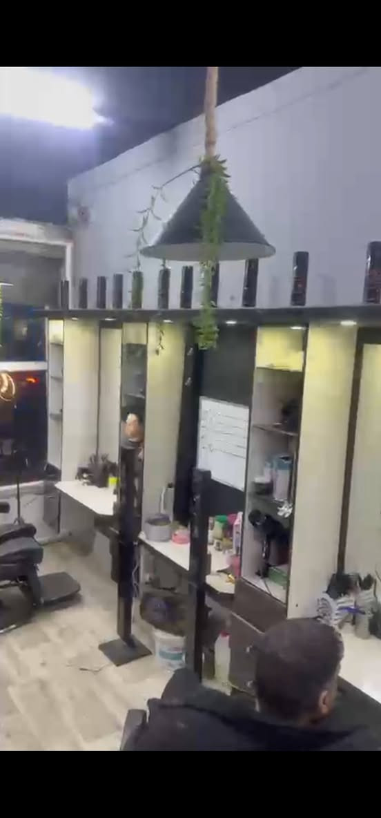 سنتر للبيع مكان تجاري سايدين حي العسكري محل مجهزه على اخره حبه من كل شي ومضلوم ب صوره وعليه حركه كلش قويه سبب البيع تخاصم مع الشريك للاستفسار *********** كركوك, العراق
