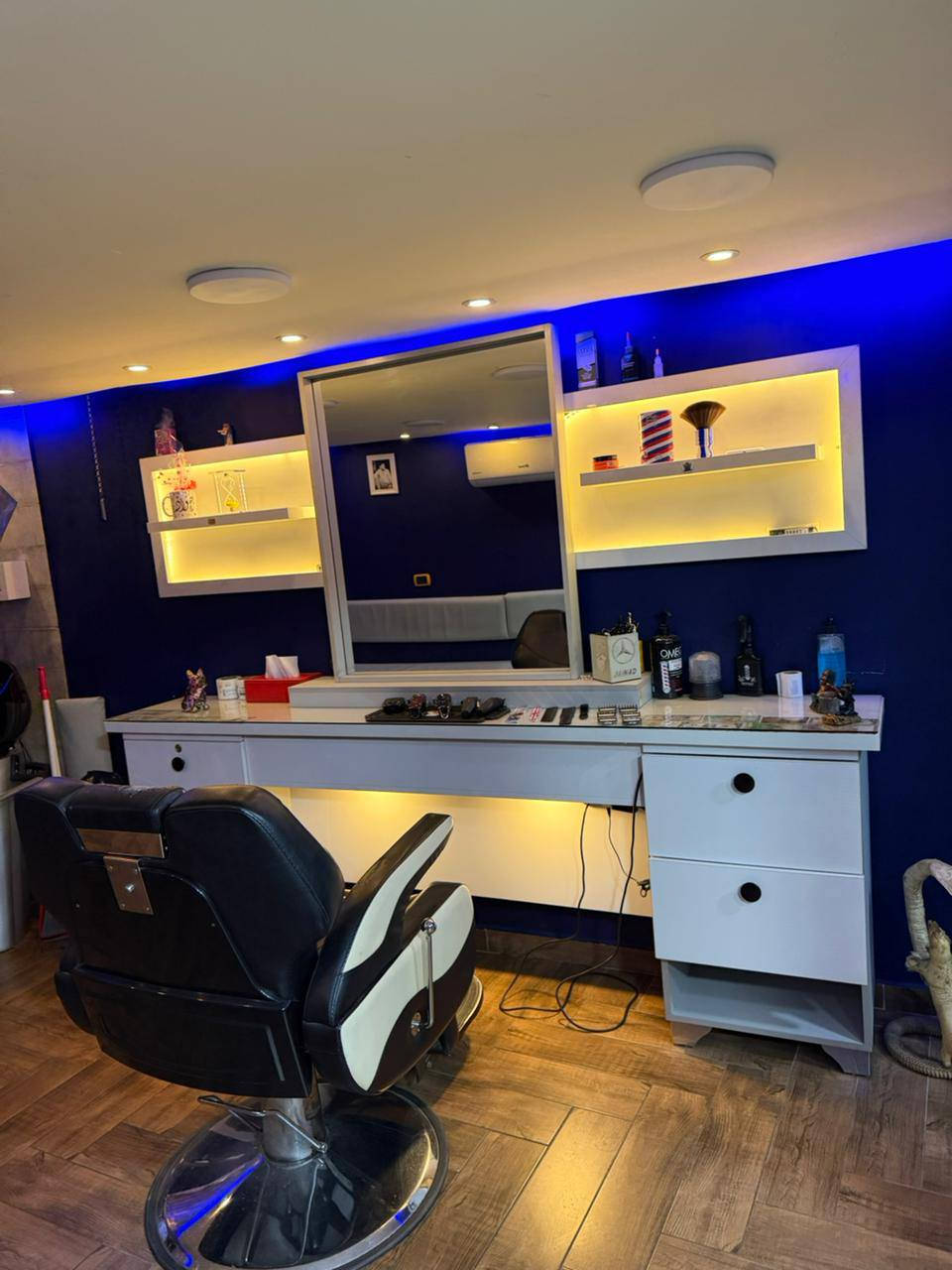 📢 إعلان بيع أغراض محل حلاقة

متوفر للبيع جميع مستلزمات محل حلاقة بحالة ممتازة، تشمل:
✂️ كراسي حلاقة
🪞 مرايا
💈 ماكينات حلاقة وأدوات كاملة
🪑 أثاث وتجهيزات المحل

الأغراض نظيفة وجاهزة للاستخدام مباشرة، مناسبة لفتح مشروع جديد أو تطوير محل قائم.

📍 الموقع: [أربد البارحه]
📞 للتواصل: 07 9253 5929]

السعر قابل للتفاوض للجادين.


**إذا كنت صاحب هذا الإعلان وتريد حذفه لأي سبب، رجاءا أرسل رسالة إلى الدعم الفني**