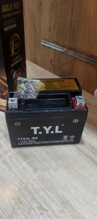 باتري ودهن نوعيه زينه للبيع وعندي كفرات تجاري لون برتقالي جدد بعدني ما...