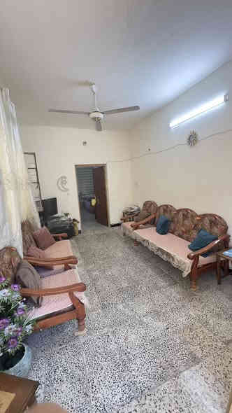 دار للبيع
مساحة 110 متر
منطقة التراث 
اول فرع على اليمين من شارع ٦٠ من ارقى المربعات

طابق ونص
يحتوي بالطابق الارضي على غرفة ضيوف، صالة جلوس، مطبخ، حمام
وبالطابق العلوي يحتوي على بيتونه(تنفع تكون غرفة نوم)، وغرفة نوم كبيرة

الدار حاليًا فارغ 
للتفاصيل اكثر خاص
او على الرقم ***********
