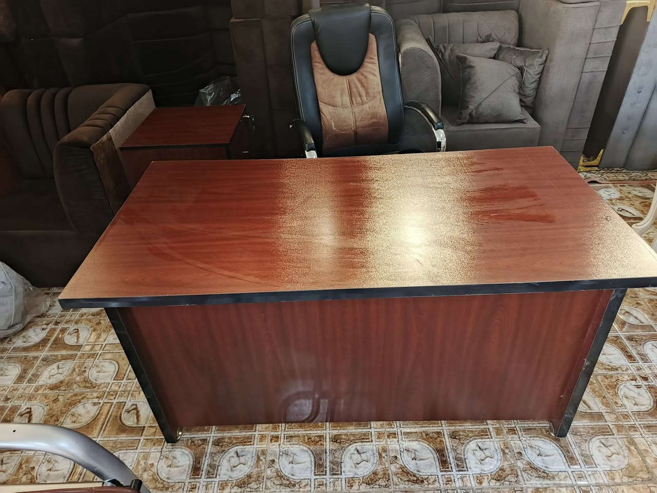 السلام عليكم ورحمه الله 
عرض خاص لمدة 3 ايام فقط 
سيت مكتبي كامل 
متكون من/
تخم جلد 70مقاعد نظيف جدا 
ميز مكتبي 
كرسي مكتبي دوار
ملحق جرارات ام القفل 
السبت نظيف جدا تركي بدون ضرر سوى ضرر بسيط باحد المقاعد الجلديه 
للاستفسار 
***********
***********
***********
العنوان الفلوجة حي الجغيفي الثانيه نهاية علوة المخضر
السعر 550 الف غير قابل للتفاوض
