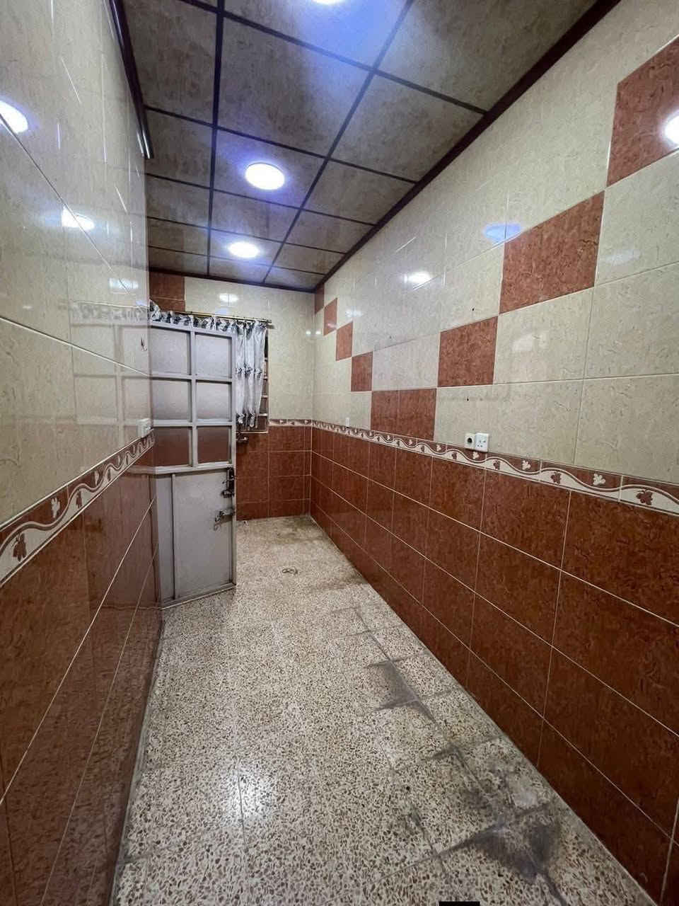 🌙 للإيجار للايجار 🌙
📍 موقع الدار حي السماح الاولى قرب جامع ابو يعلى الموصلي
🏠مساحة الدار ١٠٠م طابق واحد يتكون من 
غرفة نوم استقبال مطبخ صاله صحيات+بيتونة 
سعر اللايجار قفل 300 
***********
***********
