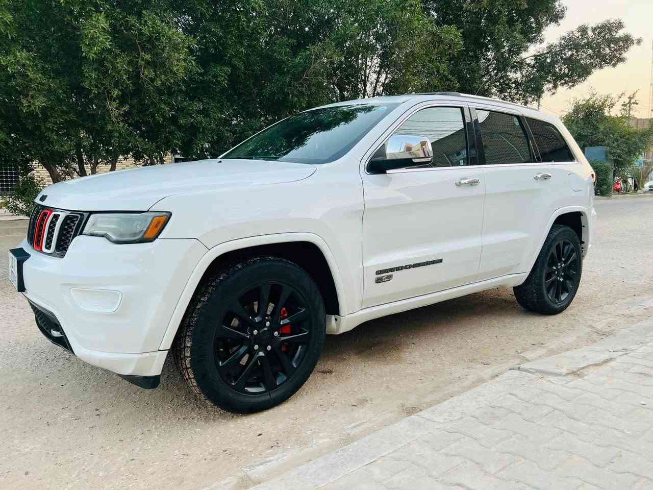 السلام عليكم 
جيب لاريدو 2019 ليمتد داخل بيجي 
السونار مرفق بالمنشور ربع جاملغ وبيع بنيد 
السيارة جديدة وجاهزه 
فول مواصفات للأخير 
م(شاشتها مبدلها مال 17 ) 
مكانها النجف الاشرف
السعر 187
***********
بيع او مراوس حسب القناعة
