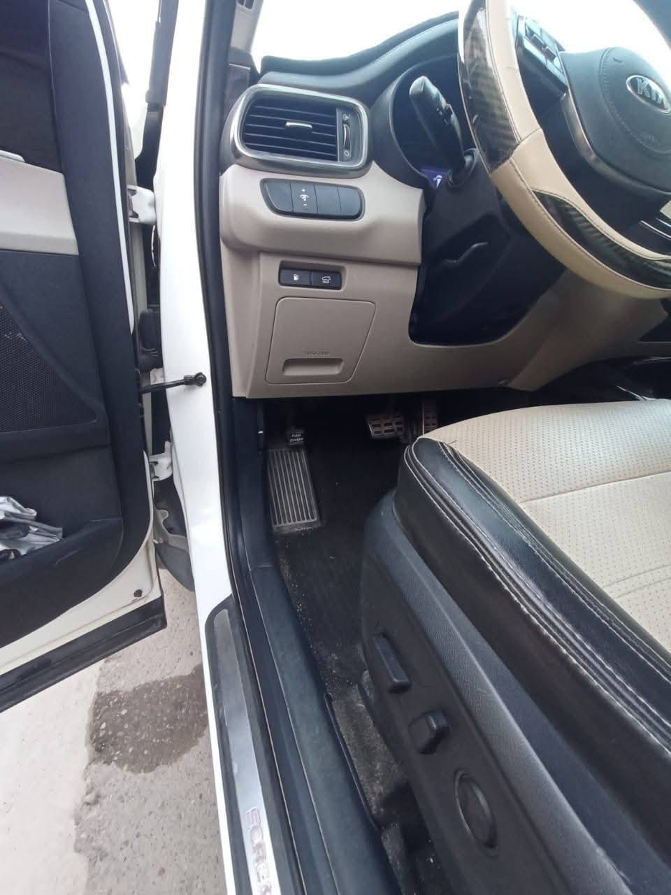 كيا سورنتو 2018 خليجي شكل ال20
6سلندر 7 راكب 
رقم بغداد الدولي بسمي هزتها جديدة 
لون ابيض 
المواصفات
السيارة فول مواصفات واحد على واحد
صندوق كهربائي ذكي يفتح عند الاقتراب
كشنات جلد 
بانوراما 
4 انضمة قيادة 
سايد بريك بالرجل 
بصمتين: تشغيل وتقفيل 
بردات خلفية بلادية
كشنات الامامية 2 كهربائية
مري شفط مع القفل 
كامرة خلفية
حساسات امامية وخلفية
تحكمات استيرن فول 
تبريد 3 قطع ثلج 
علامة سورنتو بالدوسة 
لدات امامية 
لايت زنون اصلي 
اشاير بالمري 
ويل اكروم 19
وباقي المواصفات معروفة 

ماشية 60 الف كيلو استعمال شخصي

الســعــر 225$ وبيها مجال قليل

كير ومكينة وصدر وحدادية وتبريد خير من اللة على وضع الشركة 
السيارة بيها صبغ بنيد فقط وكعت علي طابوكة وصبغته والباقي مكفول كفالة عامه 
البصمة الثانية ممستخدمة/ كتلوكات الشركة موجودات 
سيارة جديدة وجاهزة مابية اي نقص 

مكان السيارة الانبار فلوجة الاستفسار على الرقم 

***********

الشراي يتصل ويدلل
