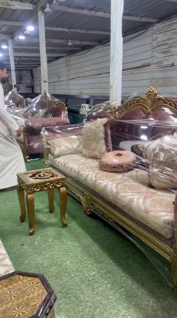 💥تحفة فنية من معرض نصار البدري الاثاث الكويتي 😍
💚تخم اربع كرويتات وكراسي 4 مع سيت طبلات ،،
✋🏻كشن مفضل سحاب الاسفنج البغلي الأصلي ،،،
نظافة تخم 95% ما بي اي ضرر ،،،
توصيل لجميع محافظات العراق 🇮🇶 خلال 24ساعة 
الحجز والاستفسار وات ساب:***********
وكل الهلا
