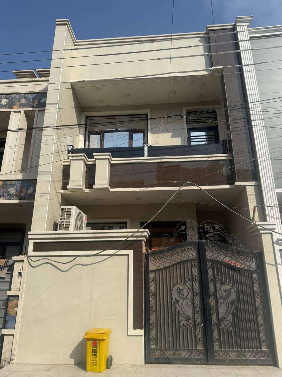 دار للبيع مساحه 100متر
واجه 5 متر نزال 20 متر
سنه البناء 2023
بيت فول ديكورات لدات مخفيه دار كلش مرتب
واجه بورسلين شغل تصفير درجه اولى ارضيات بورسلين
يحتوي على مدخلين 
3غرف نوم وصاله مطبخ خدمات عدد 2 
موقعه حي الجهاد الحمدانيه 
سعره 235 وبي مجال 
للأستفسار أكثر اتصل ***********
# مكتب_عالم_العقارات
