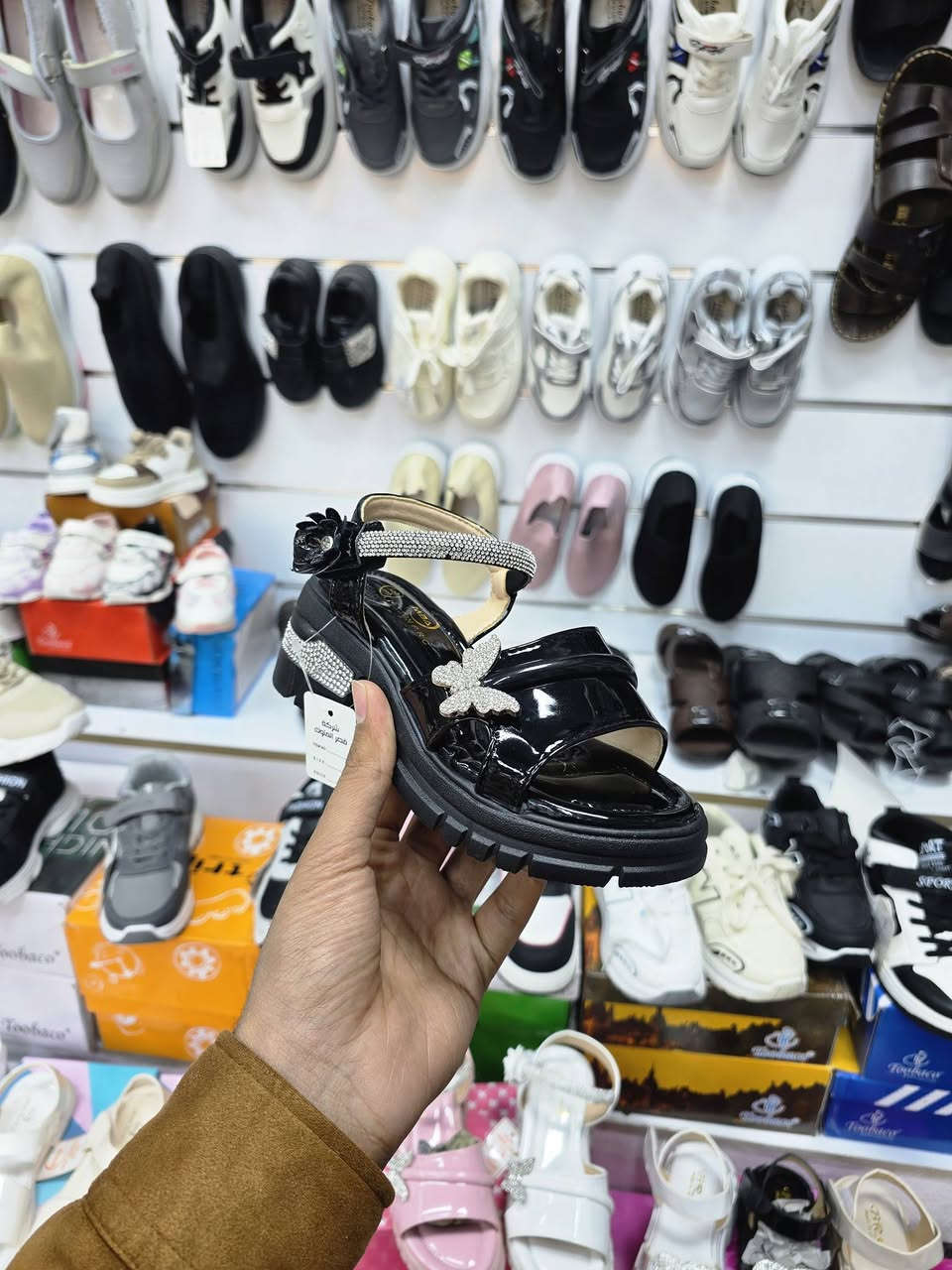 هلا متابعينا 😊 
موديلات العيد وصلت 😉
موديل حذاء أطفال و شبابي  طبي فول راحة 💯
📍العنوان كوت خاجية شارع ٤٠ داخل سوق الخاجية العصري 
للإستفسار وطلب تواصل خاص


**إذا كنت صاحب هذا الإعلان وتريد حذفه لأي سبب، رجاءا أرسل رسالة إلى الدعم الفني**