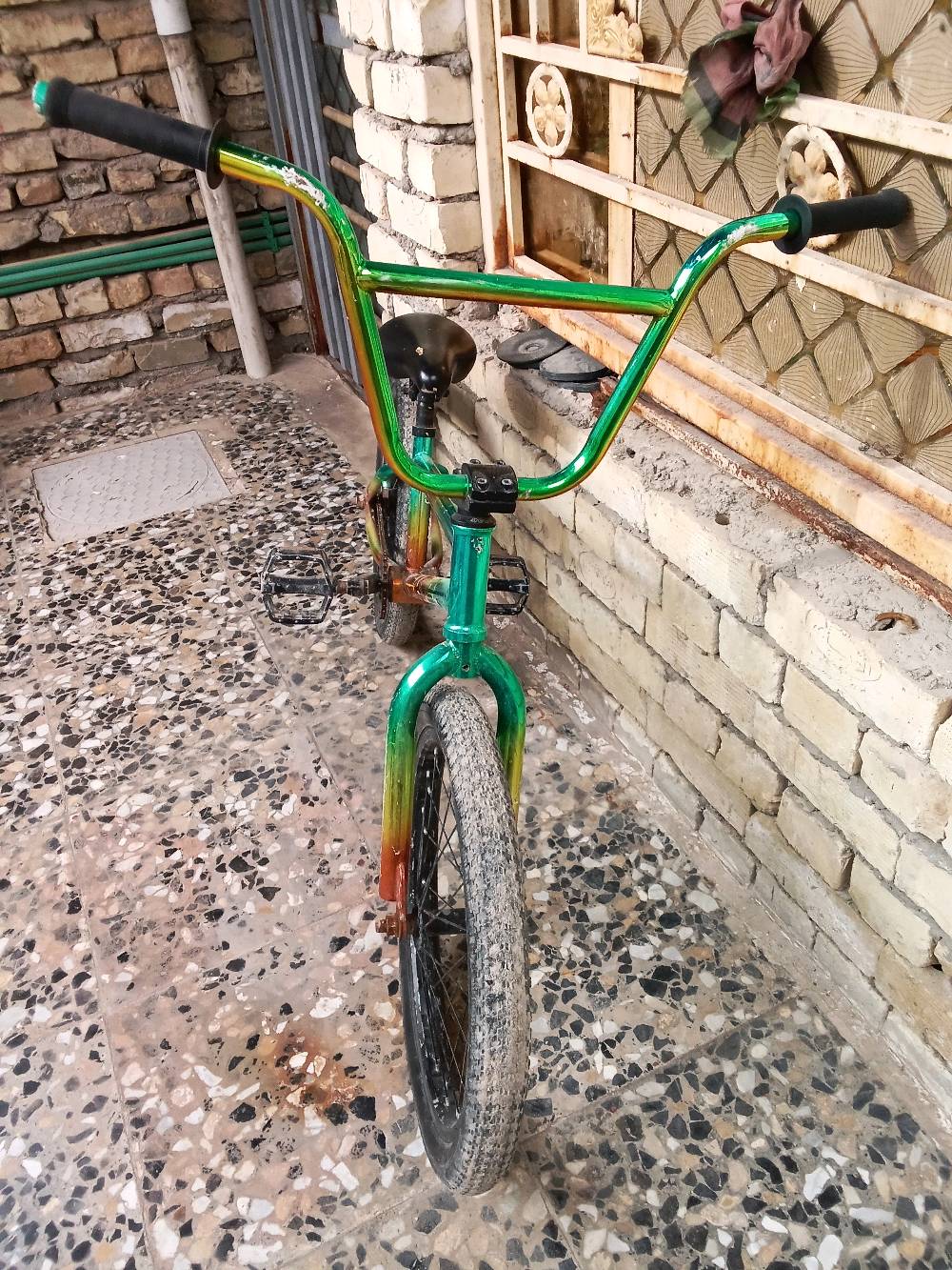 دراجة BMX بحالة جيدة مع تصميم مميز ومقود عالي. مثالية للأداء الحركي والتنقل السريع. تعد خياراً رائعاً لمحبي الأداء الرياضي.