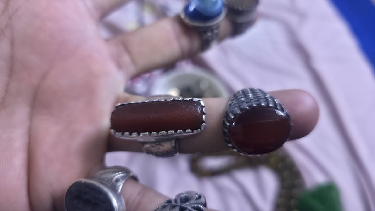 سلام عليكم ورحمة الله وبركاته 
👈تشكيلة راقية من خواتم الفضة عيار 925
👈مرصعة بأحجار يمانية أصلية بأنواعها 
👈تصاميم أنيقة وجودة مضمونة
👈اختيار مثالي للذوق الأصيل والتميز
👈٨ قطع مثل ماموضح بلصور بيهن احجار مصوره 📷
👈السعر 450الف مكاني بغداد حي القاهره 🏠
👈 ***********📞
