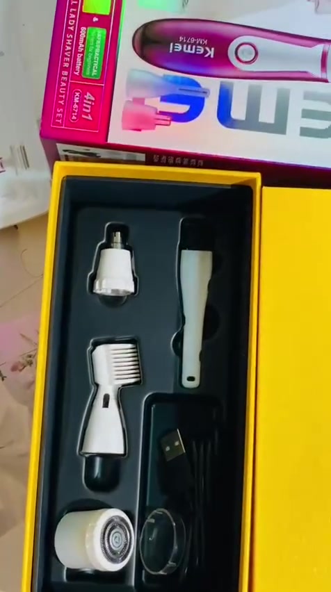 🌸 صالونكِ المتكامل في بيتكِ مع كيمي (Kemei KM-6714)! 🌸
لكل بنت بتدور على النعومة، السرعة، والراحة.. اختصرنا لكِ كل أدوات العناية بجهاز واحد ذكي وعملي جداً! ✨
 الأنيقة باللون الوردي الجذاب، والتي تأتي بوظائف متعددة (4 في 1)  لكل احتياجاتكِ اليومية بكل سهولة وأمان بدون أي ألم.

 1.رأس حلاقة وتحديد الحواجب: يأتي مع مشط لتشذيب وتنسيق الحواجب بدقة عالية للحصول على رسمة مثالية.
 2.رأس مخصص للأماكن الدقيقة: لتنظيف وإزالة الشعر الزائد من الأنف والأذن بكل أمان وسلاسة.
 3.رأس الحلاقة الدائري الصغير: مثالي لشعر الوجه والمناطق الحساسة، يمنحكِ ملمساً ناعماً كالحرير دون تسبب في أي تهيج للبشرة.
 4.كابل شحن USB: لشحن سريع وعملي في أي مكان (يمكنكِ شحنها من اللابتوب، الباور بانك، أو شاحن الهاتف).
 فرشاة تنظيف صغيرة: للحفاظ على نظافة الرؤوس والجهاز بعد كل استخدام لضمان النظافة الشخصية.


**إذا كنت صاحب هذا الإعلان وتريد حذفه لأي سبب، رجاءا أرسل رسالة إلى الدعم الفني**