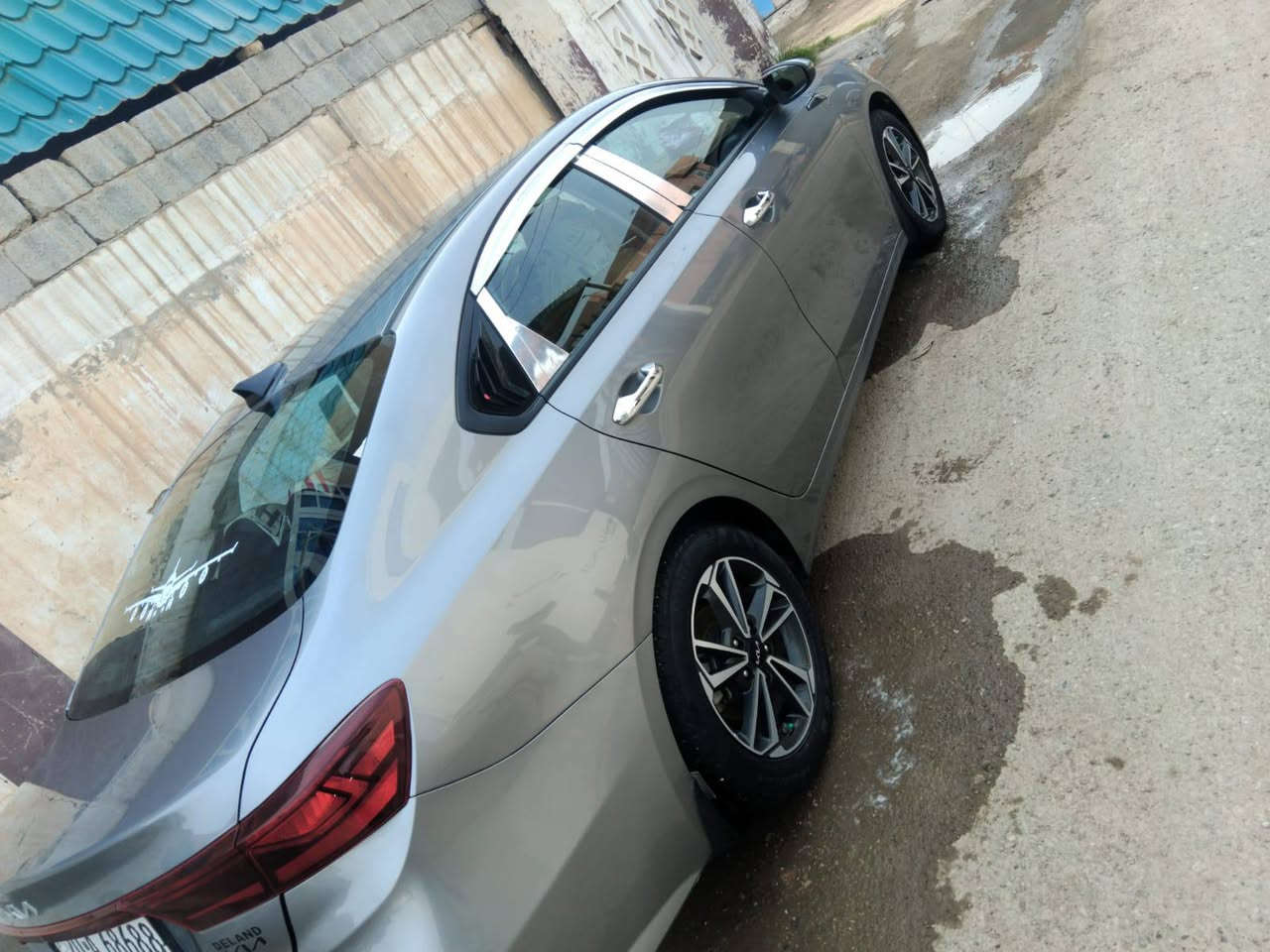 السلام عليكم كيا فورتي 2024 سياره نضيفه وحلوه زيرو ماشيه 17 الف مواصفاته مثبت سرعه ورادارات جانبيه وخلفيه واماميه ومانع اصطدام وشاشه وكامره خلفيه ويل كب ومانع انزلاق وسياقه ذاتيه وابواب بصمه  واذا تركت الستيرن تنطيك انذار بسرعه وبعد هواي موصفات تبريد ثلج وتدفئه نار بيه قطعه 1 فقط صبغ البنيد بدون دواخل والباقي كله بلادي تحويل ثاني يوم السعر 170 وبيه مجال الرقم *********** المكان ديالى بعقوبه
