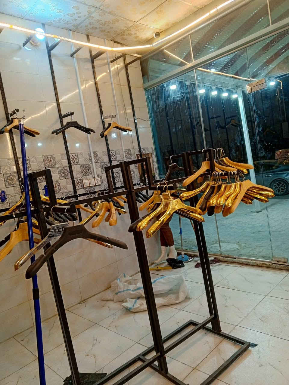 ديكور ملابس للبيع كامل مكمل ويا شاشه وكامرات ستاندات عنكبوتي 2 رفوف ملكانات  مكاني نجف  تواصل ***********
