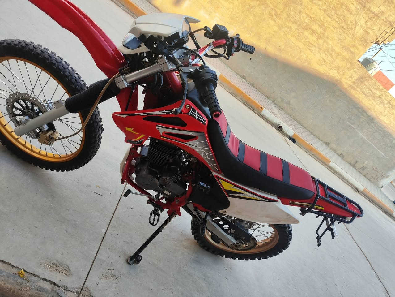 سلام علیکم
دراجە للبیع CRX300

کاربای کل اشتغل مابی نقص 

دراجە نظیف 

سعر مناسب

رقم***********
