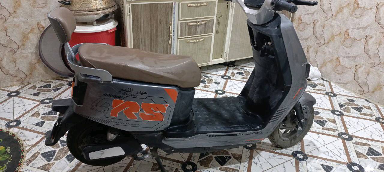 دراجة كهربائية RS بحالة جيدة جداً وياها ضوء أمامي وخلفي شغالين. لونها رمادي وأنيق وعدها مساحة تخزين تحت المقعد. مثالية للتنقل داخل المدينة بكل سهولة وسرعة.