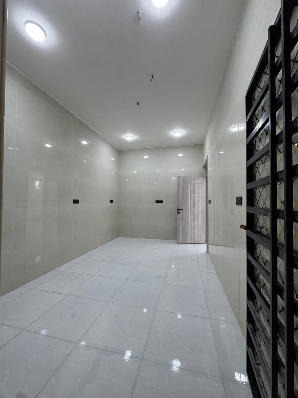 🏡 بيت للبيع – طابو زراعي (سند 25)
📍 الموقع: حي المعلمين – مقابل معمل الحرير (قطع علي عزيز)
📐 المساحة: 150 م²

تفاصيل البيت:
• يتكون من طابقين
• الطابق الأول:
 •مطبخ
 •استقبال
 •صالة
 •غرفة نوم
 •حمامين (شرقي وغربي منفصلين)
 •منور
 •باب يطل على الشارع الخلفي

• الطابق الثاني:
 •غرفتين نوم
 •صالة
 •صحيات
 •سطحين
🧱 مواصفات البناء:
• بناء طابوق ومسلح
• يقع على شارع أمامي بعرض 10 م وخلفي بعرض 8 م
• بناء حديث
• البيت فارغ وغير مسكون سابقاً

📞 للاستفسار: ***********
🏢 مكتب عقار أهالي المسيب – حي المعلمين الثالثة
قرب جامع محمد الجواد

💬 السعر: على الخاص
