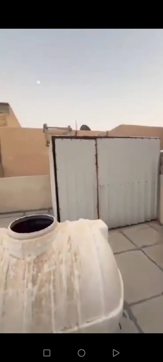 عندي هاذ المخزن كامل ينفتح وينشد براغي نضيف
تقريبن 3عرض و 3طول مكاني الحسينيه
***********
