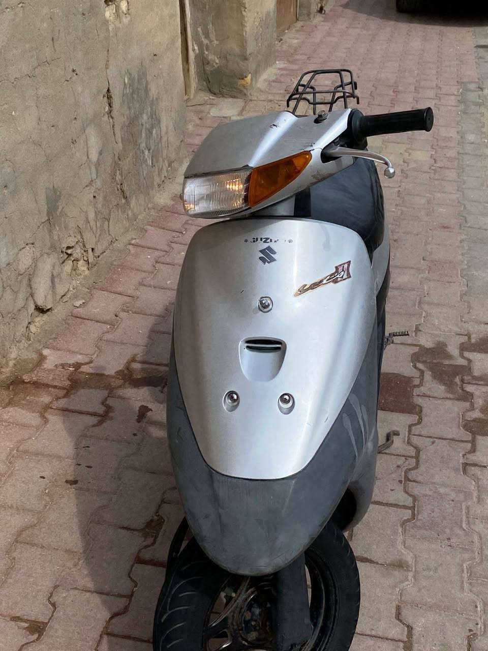 سلام عليكم 
درتجه للبيع 
نوع ساسوكي مصطره 
الدراجه اي نقص ما بيه 
الدراجه كلشي بيه شغال 
هورن اشاير و كهربائياته كامله طوافه مال بانيزين عداد سرعه 
برغي واحد ما مفتوح بيه بعده على وضع البلاد 
مكينته خرسه معدل خير من الله بيه 
( الدراجه كامله من كلشي)
المكان ميسان المحموديه يم صحت الطلاب قرب الجامع السيده زينب 
رقمي ***********  متوفر وتساب وشريحه 
سعر الدراجه ب500 وبيه مجال
