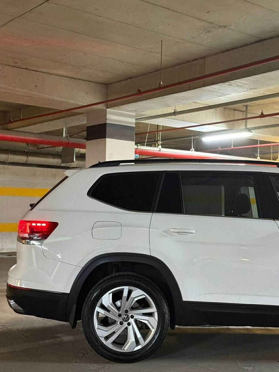 السلام عليكم
‏Volkswagen Atlas SEL  2023
فولكس واكن اطلس  اعلى فئة 
محرك 2.0 تيربو – اقتصادي
دفع  رباعي 4 motion  – فتحة USB + بصمة + تشغيل عن بعد
شاشة كبيرة تدعم Apple CarPlay و Android Auto
نظام النقطة العمياء + تحذير الاصطدام + كبح تلقائي
7 مقاعد – 3 صفوف – كشنات جلد
تبريد خلفي + تحكم كهربائي بالمقاعد
جنوط رياضية أسود 20 إنج + أضوية LED كاملة
كاميرا خلفية + حساسات رجوع
نظام تثبيت السرعة الذكي (Adaptive Cruise Control)
نظام مراقبة المسار ومانع الانزلاق 
السيارة رقم ديالى 
مكان السيارة  ديالى

السعر 
250


**إذا كنت صاحب هذا الإعلان وتريد حذفه لأي سبب، رجاءا أرسل رسالة إلى الدعم الفني**