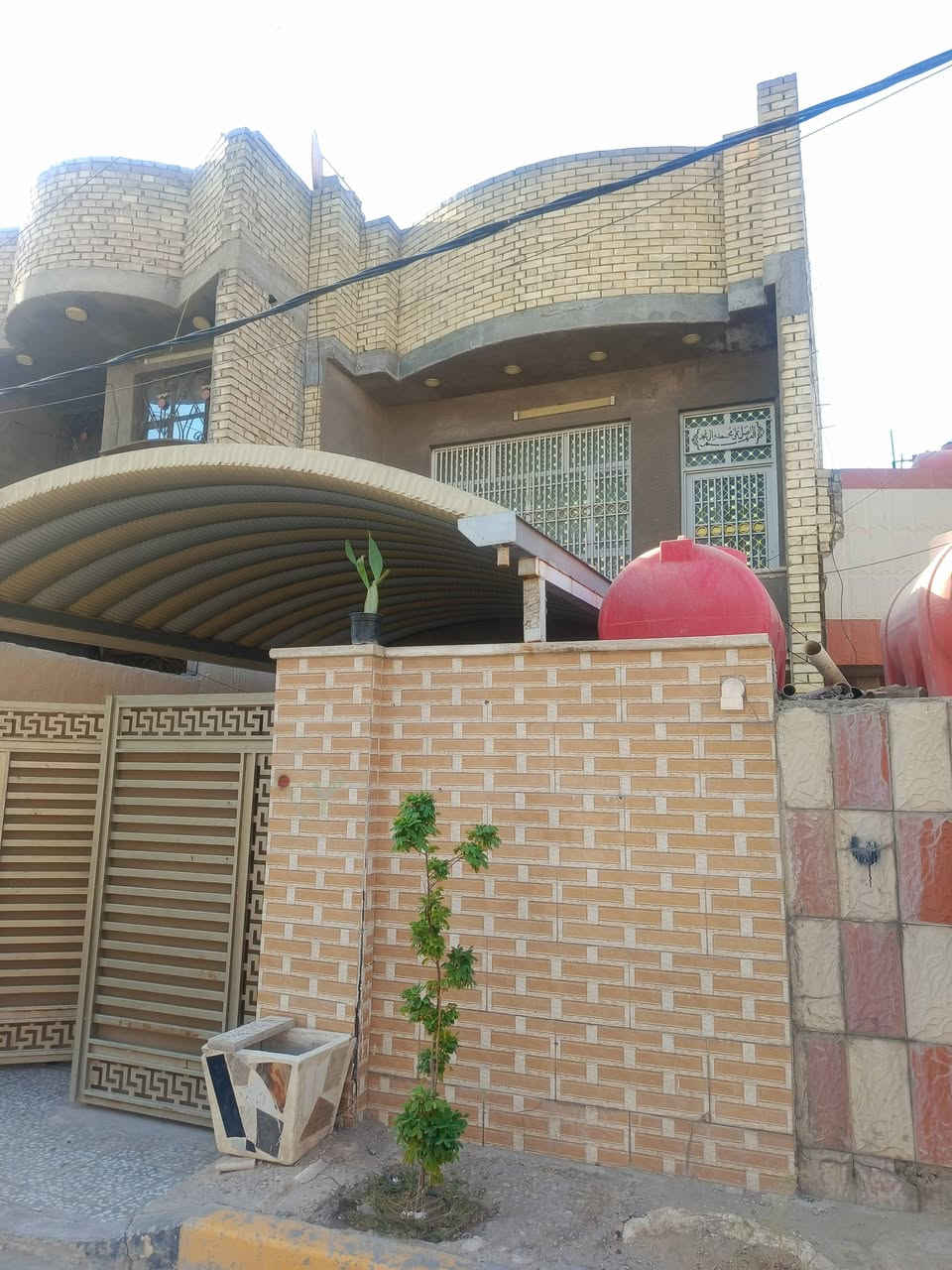 السلام عليكم توفر عندي بيت مساحه 115متر طابق ونص بي غرفتين جبهه5/نزال23/
طابو زراعي سند 25 
سند وكاله موجودات على طابو الخلاني 
المنطقه كامله كل الخدمات مي مجاري كهرباء تبليط 
موقع البيت البلديات الضباط خلف الصحفيين قرب مدرسه زين القوس منطقه حي الامير للاستفسار ***********
الرد واتساب ماسنجر أو اتصال حسن للعقار
