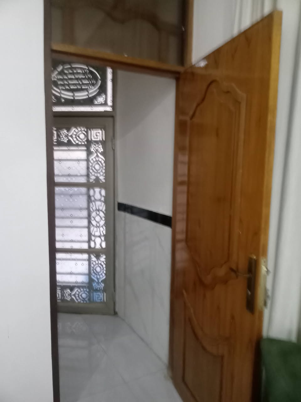 بيت للبيع منطقه حجي حسن الجمعيات الأربع سايدات طابق ونص الطابق يحتوي غرفتين وصاله واسبقال ومدخل ومطبغ حار المساحة 200 متر تلفون ***********
