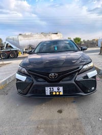كامري SE 2023   بانزين  ماشية 21 m   رقم بغداد مميز / باسمي  محرك 2500...