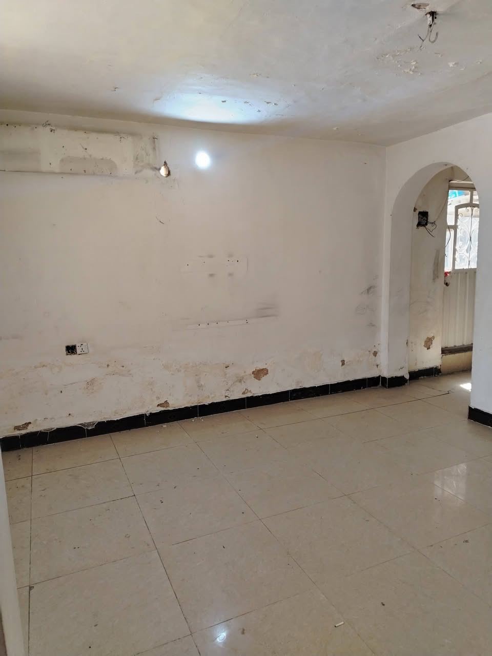 بيت طابق ثاني معزول وحده للايجار جميله خلف جامع مجيسر ***********
