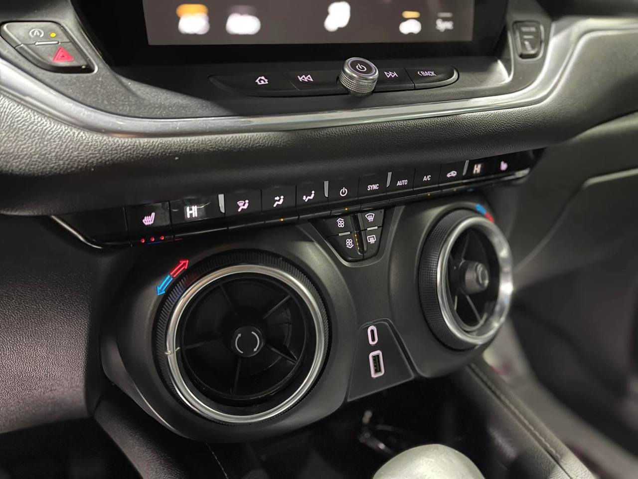 شيفرولية بليزر فئة 3LT موديل 2023 لون أسود محرك ستة سلندر
#الضرر    :  جوملغ خلفي 
#الموديل :  2023 وعداد المسافة 15 الف ميل حقيقي
#الرقم     : حرة مدفوعة الكمرك وجاهزة للترقيم على اي محافظة حسب رغبة الزبون
المواصفات 
▪️ شيفرولية بلايزر لون اسود
▪️ محرك ستة سلندر ( 3.6L )
▪️ بصمة باب وبصمة تشغيل وتشغيل عن بعد 
▪️ طقم ويل حجم 18 مع طقم تاير جديد 
▪️حساس خلفي
▪️رادار جانبي 
▪️رادار امامي مانع تصادم
▪️حساسات ورادارات الانحراف عن المسار
▪️ غرفة السيارة جلد اسودّ اصل 
▪️ تحكم كهربائي لكشن السائق
▪️ شاشة دشبول كبيرة لمجموعة من الايعازات 
▪️جنطة كهرباء
▪️تدفئة  تبريد لكشنات المقدمة
▪️سستم صوت كامل


**إذا كنت صاحب هذا الإعلان وتريد حذفه لأي سبب، رجاءا أرسل رسالة إلى الدعم الفني**