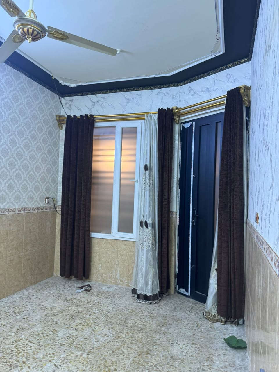 دار للبيع 100 طابقين  حي الوفاء بناء مرتب غرفتين وصاله ومطبخ واستقبال كاشي سيراميك جاهز 
للاستفسار واتساب فقط
***********
