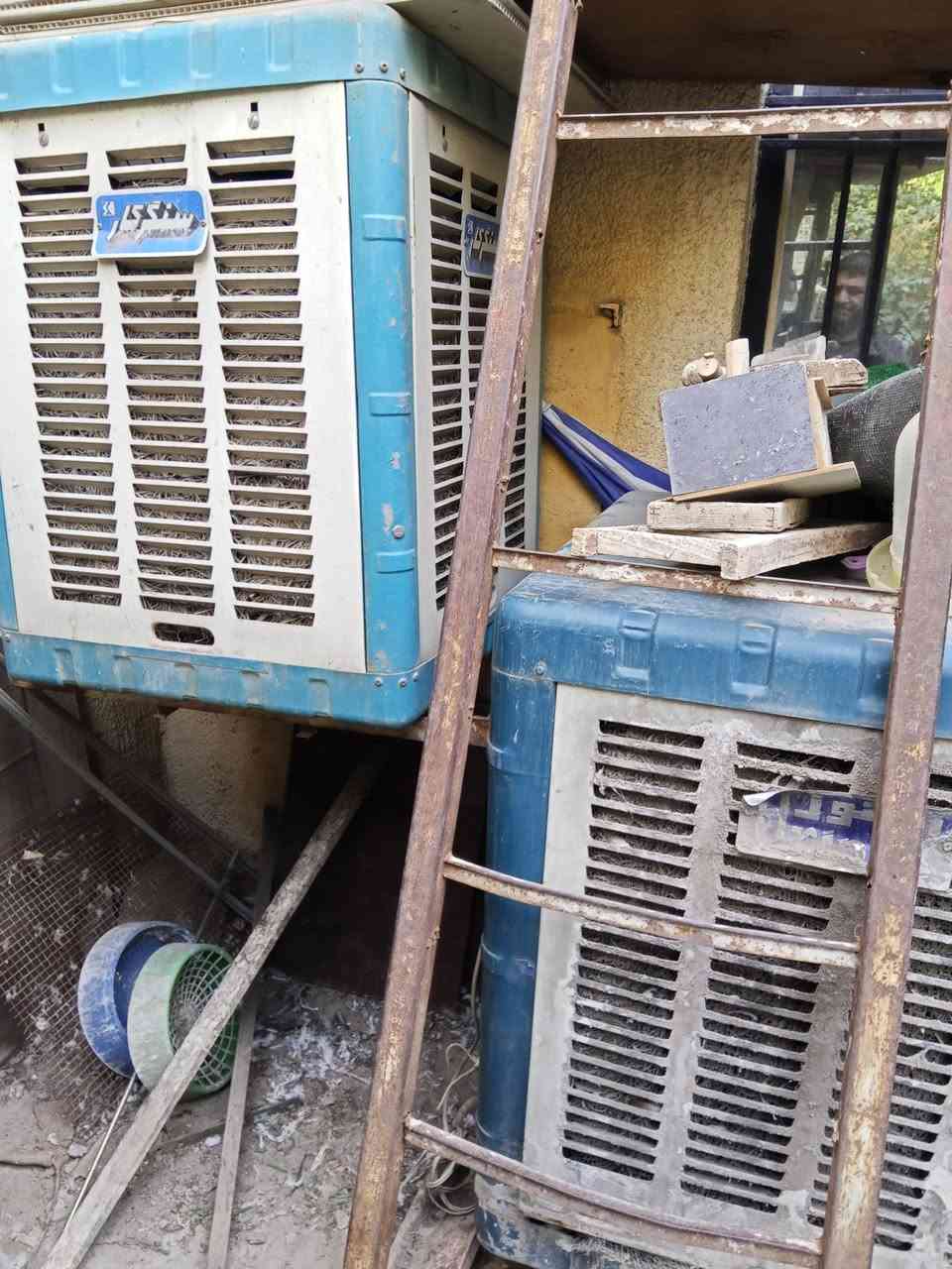 مبردات اثنين
مكينة لحام قديمة 
ميز حديد شغل تكمه ثكيل مكان بغداد شارع فلسطين رقم ***********
