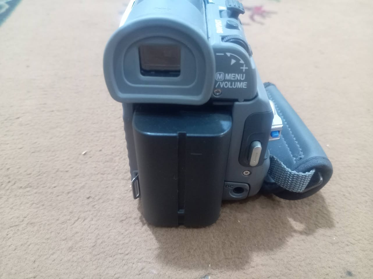 كامرة نوع JVC شريط 4 ملم
عاطلة أبيع تراب

السعر 25 مع التوصيل


**إذا كنت صاحب هذا الإعلان وتريد حذفه لأي سبب، رجاءا أرسل رسالة إلى الدعم الفني**