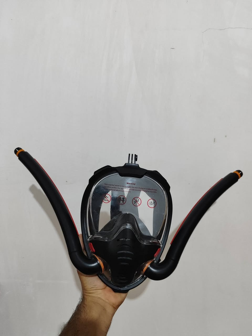 سلام عليكم        قناه غوص 
قناع الغوص الكامل (Full Face Snorkel Mask)، وهو مصمم ليغطي الوجه بالكامل للسماح بالتنفس من الأنف والفم بسهولة أثناء الطفو.
،~~~~~~~~~~~~~~~~~~~~~~~~~~~~~~~~~
تنفّس طبيعي: يتيح لك التنفس من أنفك وفمك بشكل طبيعي تماماً كما تفعل على الأرض، عكس "القصبة" التقليدية التي تجبرك على التنفس من الفم فقط.
رؤية بانورامية: يوفر زاوية رؤية واسعة جداً تصل إلى 180 درجة، مما يعطيك شعوراً أفضل بالمحيط تحت الماء.
نظام منع الضباب: مصمم بقنوات تنفس منفصلة (دخول الهواء من جهة وخروجه من جهة أخرى)، مما يقلل بشكل كبير من احتمالية تشوش الرؤية بالضباب الناتجة عن أنفاسك.
كرة الطفو (Dry Top): الأنبوب يحتوي على كرة صغيرة تغلق الفتحة فور غمرها بالماء، مما يمنع دخول الماء إلى القناع إذا غطست برأسك قليلاً.
حامل كاميرا: كما يظهر في الصورة، يوجد مثبت في الأعلى لتركيب كاميرا (مثل GoPro) لتصوير مغامراتك دون الحاجة لإمساكها بيدك.
~~~~~~~~~~~~~~~~~~~~~~~~~~~~~~~~~

سعر 25

قطعه وحده 

صوندات هوه عدد 2

مكان حسينيه 
رقم ***********
ما عندي توصيل
