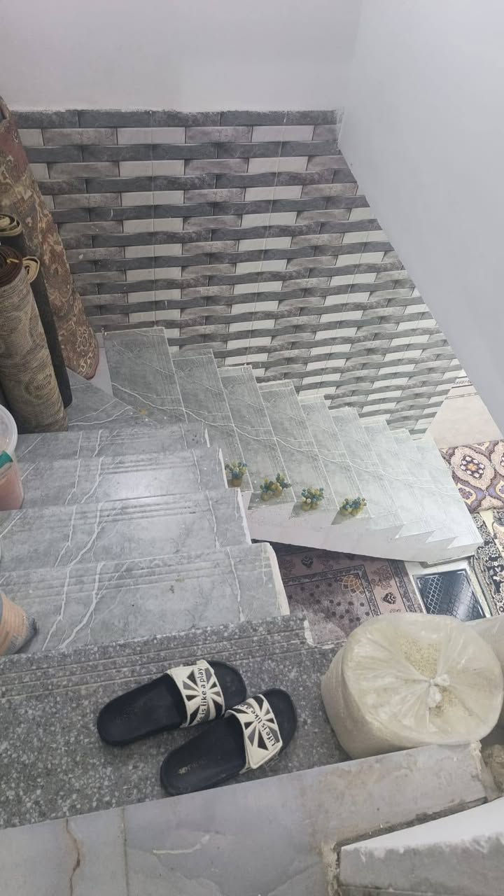 دار البيع مساحه ١٠٠  العنوان طريق كربلاء نجف عمود 135 طريق يا علي تحتوي غرفه صاله مطبخ ستقبال  بناء بلوك و  صب كونكريت السعر 26 وبي مجال الاستفسار اكثر ***********
