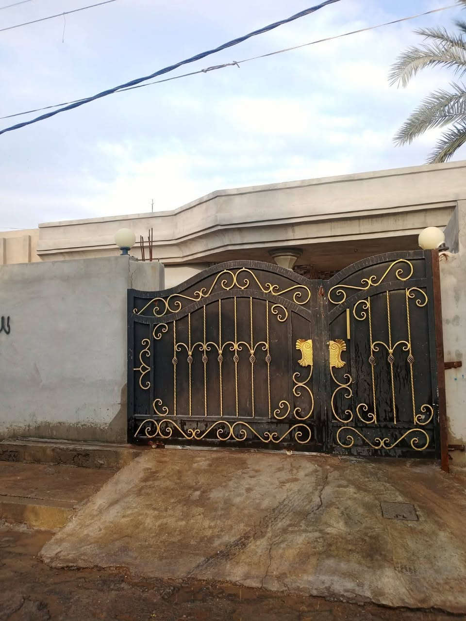 السلام عليكم للبيع طابو ملك باسمي مساحه ٣٢٥ الحي العسكري قريب على مولد سرحان *********** السعر ١١٠

