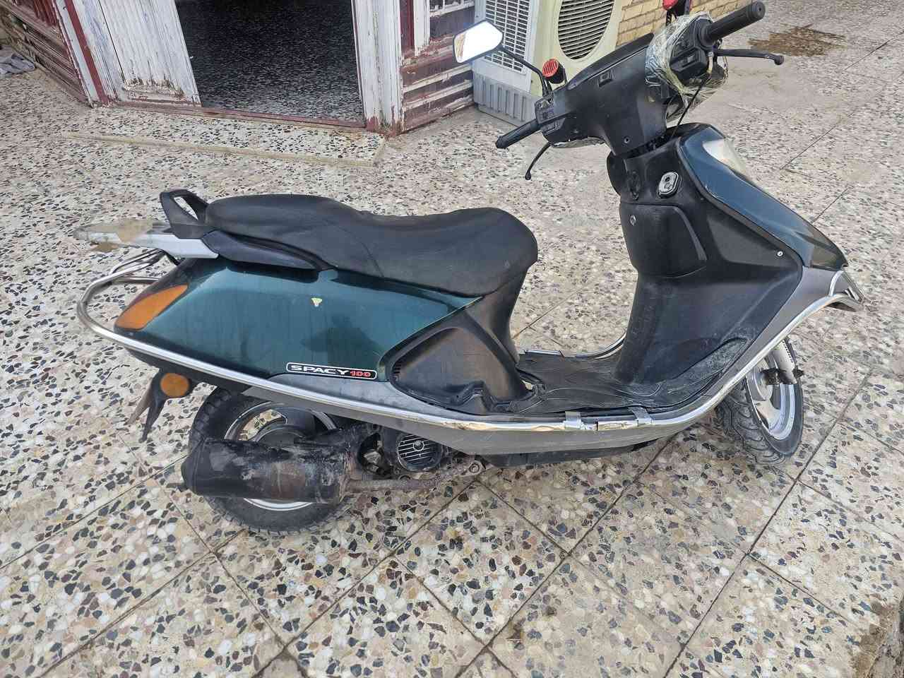 سلام عليكم دراجه سبيسي للبيع كلشي بيها شغال  مفتوحه مبدل زنجيل وذراع
 شغاله سلف وهندر ولايتات اصليه شرار تعال وشوف  مكفوله كفاله عامه سعر 350 وبيها مجال للطيبين
 تنويه متواجد يوم السبت والجمعه 
  رقم  ***********
