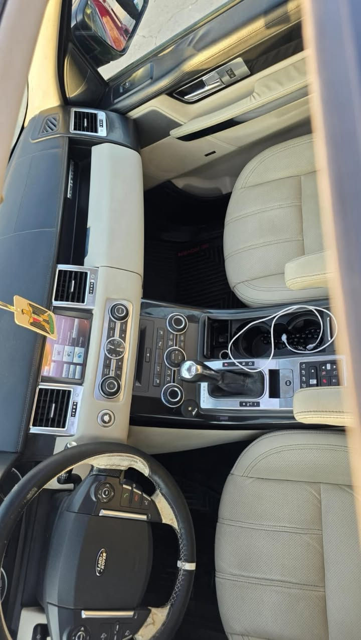 سلام عليكم 
رانج روفر للبيع 
المواصفات فول 1/1
السياره كلش نضيفه 
ماشيه ٧٠٠٠ لئن مبدل محرك جديد مال كصه 
رادار امامي خلفي حساسات فتحه جكات تصعد وتنزل 
محرك السياره ٥٠٠٠ المرغوب مو سوبر  ضرر السياره الجاملغ الي خلف السياق بي شخط علا شبر والباب الي خلف السياق شط علا شبر والجنطه مطبعه فقط فقط كلش نضيفه وعليه ادامه كامله تخم تاير جديد سعر السياره 177 وبيه مجال 
مكان السياره حله بابل الهاتف *********** والله لو مامحتاج فلوس مابيعه لئن السياره قليل تطلع ونصيفه
