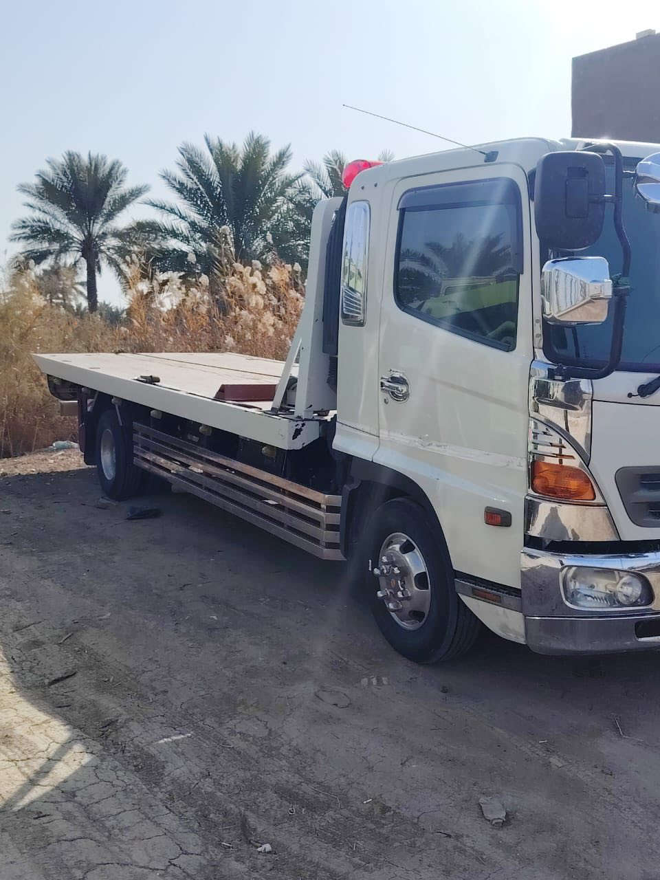 للبيع هينو شيطان موديل 23 رقم بغداد مكينه 80 فول عادي  بدي نزال 3 جكات طوله 6 متر 60 سم تخم تاير جديد ويل كب سبايدر ستيل السياره جديده وجاهزه  / ***********
