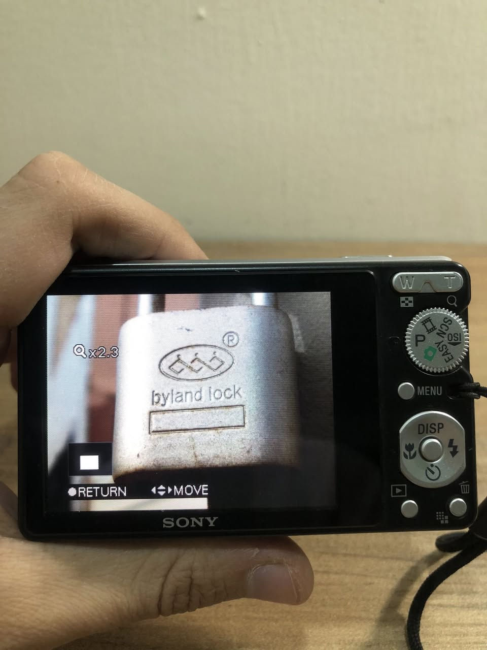 سلام عليكم
كامرة سوني

 بيهه ملاحضتين موضحه بل فيد الي بل اخير
1: من تصور السمه راح تلكه بل صور 3 نقاط (وهي من العدسه وليس من الشاشه)
2: الدگمه الفوك تكلج
انه ماخذه ب 55 الي تفيده يحط فوك هل سعر وياخذه

توصيل 3 الاف


**إذا كنت صاحب هذا الإعلان وتريد حذفه لأي سبب، رجاءا أرسل رسالة إلى الدعم الفني**