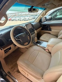 لاندكرووز Vxs موديل 2016 محركV8 ماشية136 الف حقيقي سعر425وبيه مجال  07...