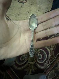 عندي هذني معالق فضة ستيرلنغ عمرهن ٩٠ سنة اريد ابيعهن وزنهن ٢٥٤ غرام بع...