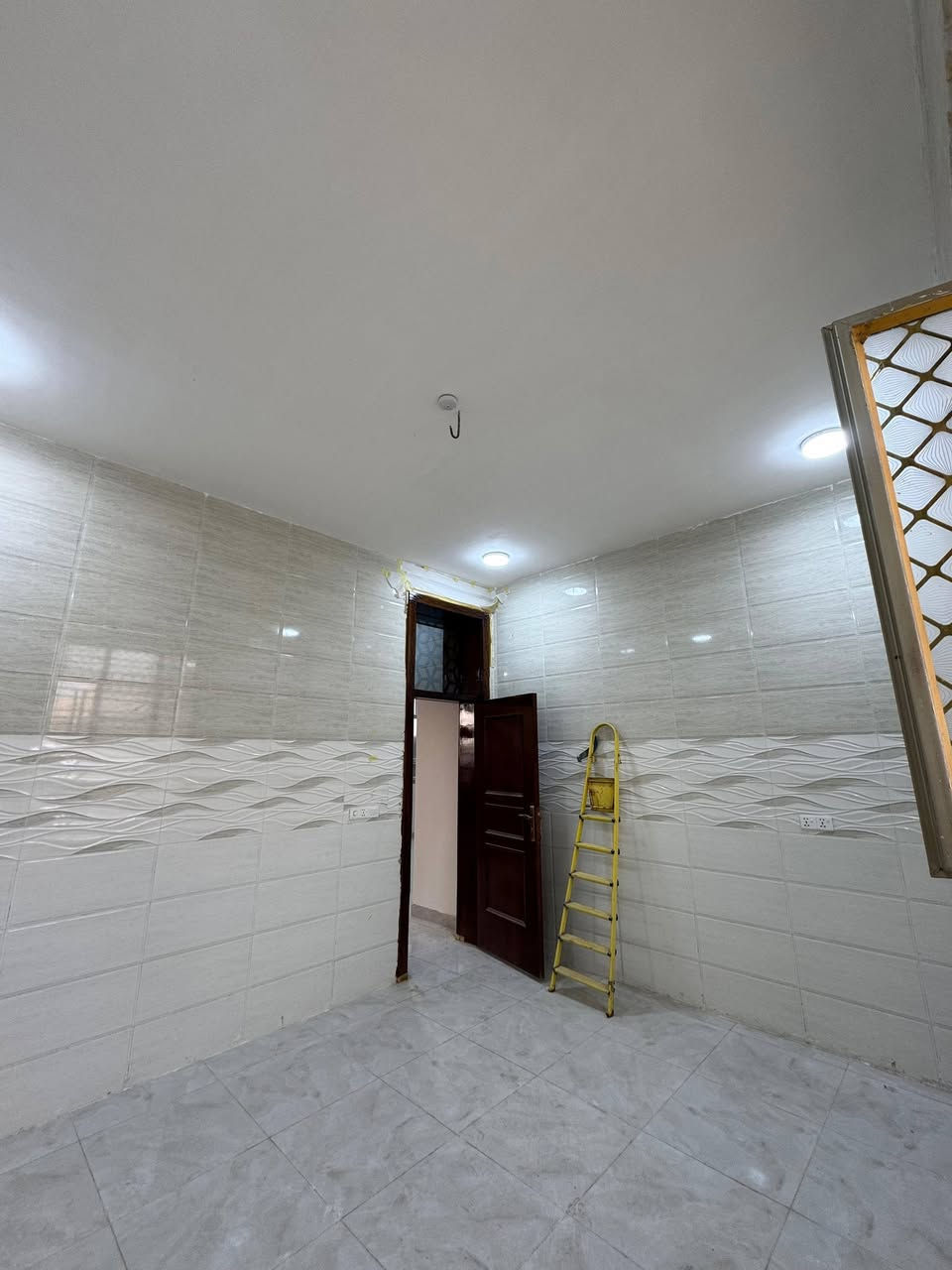 يالله عرض اليوم 🔥
دار 200متر غير مسكون سابقآ  طابو زراعي سند 25تحويل مباشر للمشتري  
غرفتين نوم +صاله +مجمع صحيات +كلدور +كراج سياره وصحيات خارجيه
مثل ماموضح بل صور
العنوان📍
حله شارع 80قرب عميد قيس 
خدمات كامله مجاري ماء كهرباء وتبليط قريب 
للاستفسار أكثّر زياره 
عقارات سلام
***********
***********
