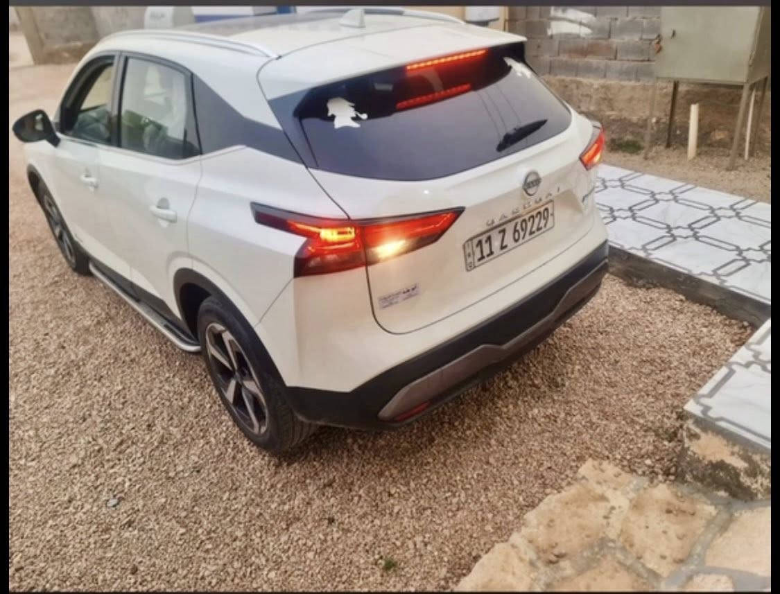 للبيع نيسان قشقاي e-Power (هايبرد) - وارد خليجي - فول مواصفات 🚗⚡️
المكان: الأنبار - الرمادي
السعر: 170 ورقة (17,000$) وبيه مجال بسيط للجادين (البيع مستعجل).
المواصفات التقنية (للي يدور تكنولوجيا ونظافة):
السيارة بنظام e-Power الحديث (محرك كهربائي بالكامل والشحن عن طريق البنزين)، عزم جبار واقتصاد وقود خيالي.
• نظام القيادة والتحكم:
• نظام القيادة الذاتية (ProPILOT): ذكاء اصطناعي وتحديد مسار.
• هندبريك بصمة (Electric Parking Brake).
• نظام (Auto Hold): يريحك جداً بالازدحامات (السيارة توقف بدون ما تدوس بريك).
• نظام الحساسات الشامل: تنبيه عند الجلوس (حساسات كشن) تظهر بالشاشة.
• التبريد والراحة:
• تبريد قطعتين (ثنائي المناطق): تبريد خلفي مستقل وقوي جداً.
• شاشة لمس كبيرة: تدعم الخرائط، Apple CarPlay، و Android Auto.
• الرؤية والاضاءة:
• نظام كاميرات 360 درجة: رؤية محيطية كاملة للسيارة من كل الجوانب.
• لايتات LED: أمامية وخلفية أصلية بإنارة قوية جداً وتصميم حديث.
• رادارات: أمامية وخلفية وجانبية (تنبيه النقاط العمياء ومنع الاصطدام).
• المميزات الخارجية:
• سقف بانوراما كبير.
• بصمة تشغيل وبصمة أبواب.
• تحكم ستيرن كامل (فول دقم).
حالة البدي (بكل أمانة ومصداقية):
السيارة مكفولة من الحوادث القوية، بيها فقط (شخطة بسيطة جداً) بالجاملغ وشيء بسيط بالباب (ضربة خفيفة مو مؤثرة)، وباقي السيارة بحالة الوكالة.
ملاحظة: المواصفات "فول" عدا الكشنات والصندوق (يدوي).
السيارة لقطة واقتصادية، والبيع لغرض السيولة فقط.
للتواصل والاستفسار:
[ ***********]
