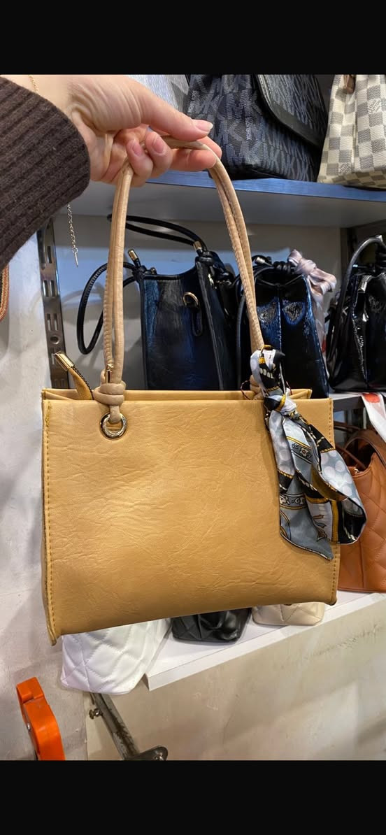 سلام عليكم حبايب عندي جنط نسائيه للبيع شلعه 60 قطعه كلهن ماركات عالميه وماستر كوالتي عزلت المحل وبقن عندي ذني أبيعهن بسعر التراب سعر القطعه 8الاف الي يشغل بالجنط واله بيهن خبزه يراسلني واتساب ***********
