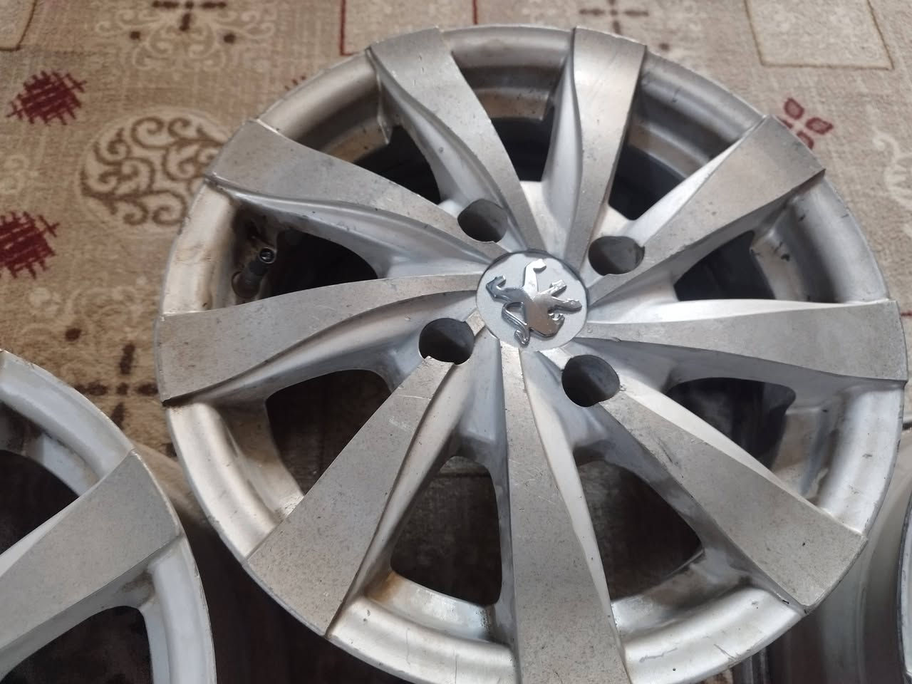 للبيع تخم ويل كب مع كبات صغيره اصليه الويل البلادي الثقيل حجم ١٤ مال بيجو فرنسي ٢٠٦ بسعر قفل قفل ١٥٠ الف بس الكبات الصغار ماخذهن ب٣٠ الف موجودات في كربلاء 
***********
