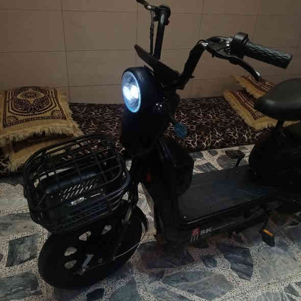 السلام عليك 
دراجه شحن حجم 14 جديده 

5 بطاريات حجم 20  (وسط)

ملف 1000 سرعه 60 حقيقي 

لايتات زنون + نشره 

اشاير يمنه يسره 

ثلاث نمر + هورن 

شاحنه اصليه 260V

بايدر مساعد دراجه 

السعر 350 وبيها مجال 

الرقم *********** بي واتساب
