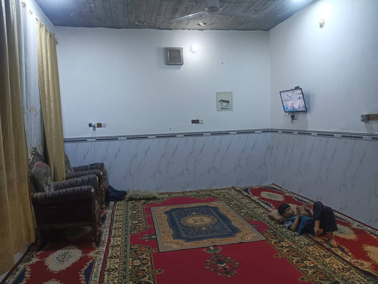 بيت 200 متر  قاط ونص
القاط الاول استقبال 6*4
 ومطبخ حار بارد الحار 5*4
وصالات 2 وحده 8*4 ونص
والصاله الصغيره 4*2ونص 
  وغرفتين كل وحده  5*4 
والحمام  2ونص *2ونص 
والقاط الثاني  
غرفتين 5*4
وصالتين وحده 7*4ونص
والثانيه 4*2ونص 
والحمام 4ونص *2ونص 
ماء نضام بطاريه نزال انج ونص  الحديث  2 كيزرات 
شبابيك حديث. بلاستك وحديد 
بيه نضام الارضه شغل 
كادر  من بابل 
ونضام تسليك بوري غاز للمطبخ والترك للتنور
العنوان حي الشهداء ثاني فرع على الحديقة العامه  مقابل الجمعيات
للاتصال  
*********** ابو علي
